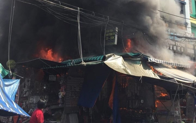 5 cửa hàng tại chợ ở Sài Gòn bốc cháy dữ dội, nhiều tài sản bị thiêu rụi Ảnh 2