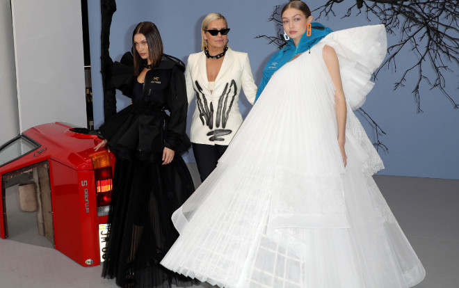 Ba mẹ con siêu mẫu Hadid 'chiếm sóng' trong show Off-White thu hút giới mộ điệu Ảnh 2