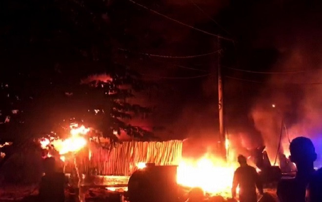 Cháy lớn ở vựa phế liệu rộng 2000m2 khiến nhiều người hoảng loạn Ảnh 2