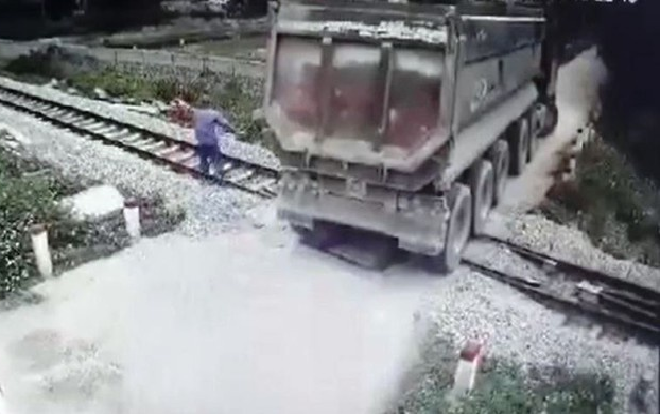 Nhân viên gác chắn nhanh trí, cứu đoàn tòa thoát khỏi vụ tai nạn thảm khốc Ảnh 2