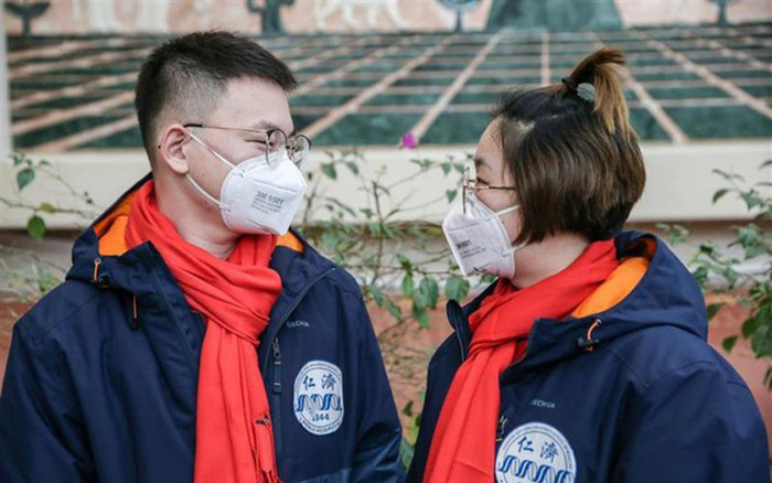 Hai y tá Vũ Hán vỡ òa trước lễ cưới đặc biệt do đồng nghiệp bí mật tổ chức Ảnh 2