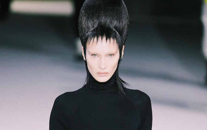 Bella Hadid xấu lạ không nhận ra với tóc búi cao đồ sộ, ăn vận kín mít Ảnh 2