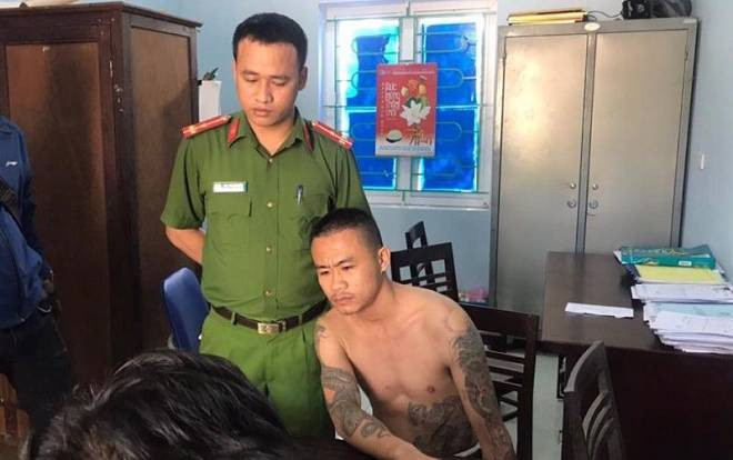 Nam thanh niên nghi ngáo đá  dùng gậy đánh cháu bé 6 tuổi nhập viện Ảnh 2