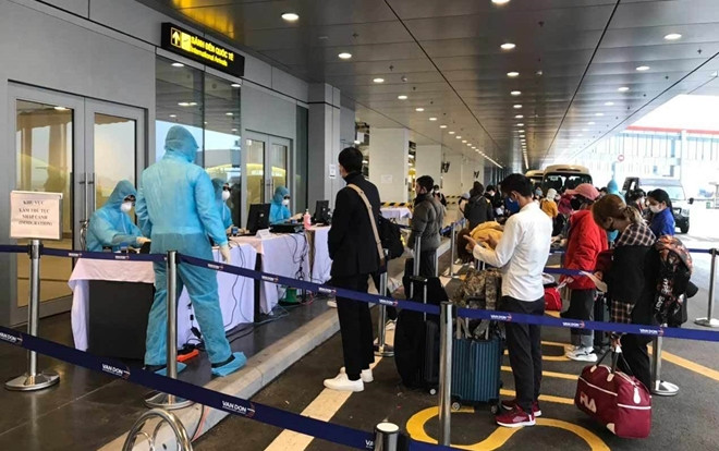 Cách ly y tế hơn 400 hành khách từ Hàn Quốc đáp xuống sân bay Vân Đồn Ảnh 2