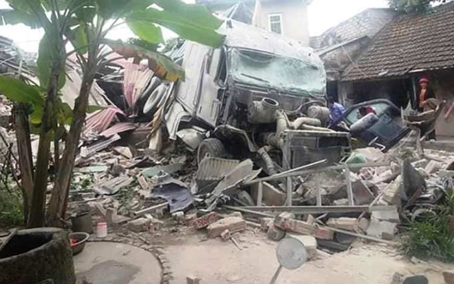Xe tải đâm sập nhà dân lúc rạng sáng khiến cả gia đình đang ngủ choàng tỉnh, ôm nhau bỏ chạy Ảnh 2