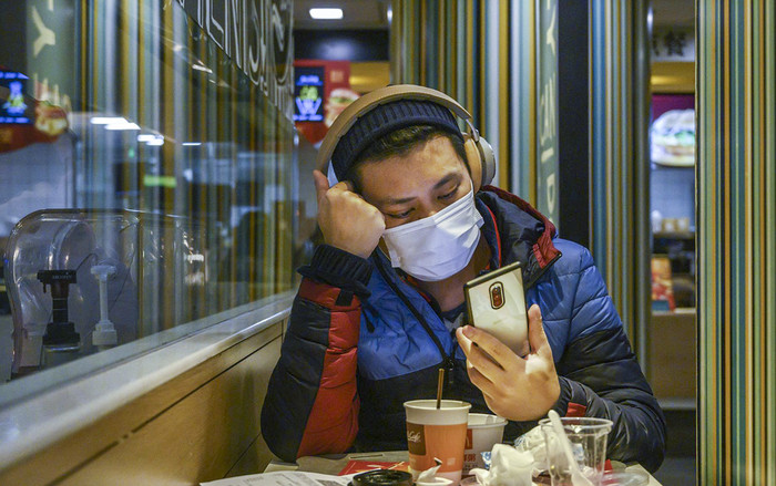 Virus corona có thể tồn tại đến 96 giờ trên màn hình điện thoại Ảnh 2