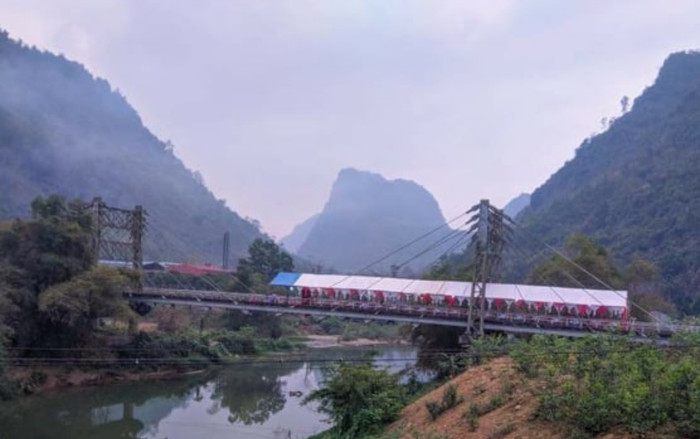 Choáng: Người dân dựng rạp tổ chức đám cưới trên cầu Thác Giềng Ảnh 2