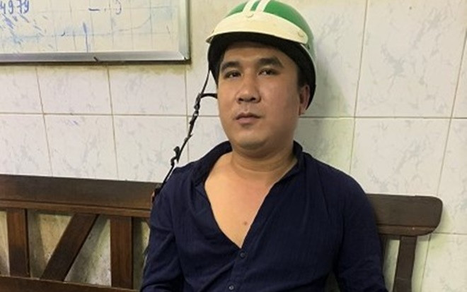 Tài xế xe ôm ở TP.HCM vờ rơi dép rồi cướp điện thoại của khách Nhật Ảnh 2