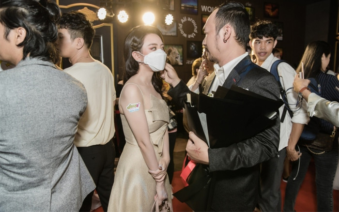 Tiến Luật tình cảm sửa khẩu trang cho Thu Trang giữa sự kiện khiến bao người xuýt xoa Ảnh 2