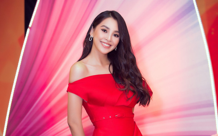 Hoa hậu Tiểu Vy khoe vai trần mong manh, khoe trọn xương quai xanh tuyệt đẹp Ảnh 2