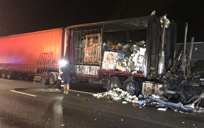 Xe chở giấy vệ sinh bốc cháy, người dân dùng dao đe dọa nhau để cướp hàng Ảnh 2