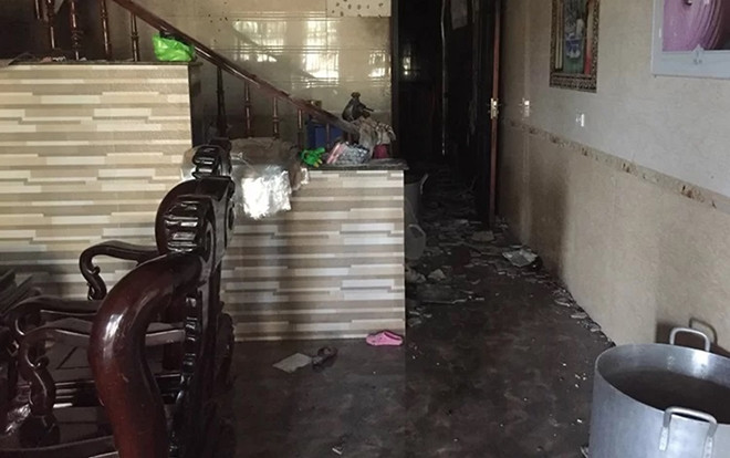 Người tình chốt cửa không nói chuyện, gã đàn ông mang 10 lít xăng đến đốt Ảnh 2