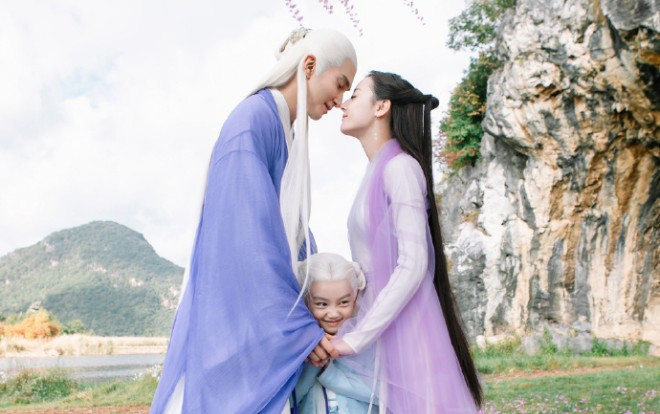 Địch Lệ Nhiệt Ba và Cao Vỹ Quang đã hợp tác qua 7 bộ phim truyền hình, được gọi là 'cặp đôi màn ảnh' vì quá xứng đôi Ảnh 2