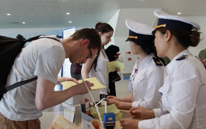 Từ sáng mai 7/3, tất cả khách nhập cảnh Việt Nam bắt buộc phải khai báo y tế Ảnh 2