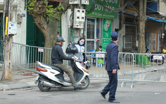 Lập chốt cách ly phố Trúc Bạch sau vụ cô gái nhiễm COVID-19: Cửa hàng đóng cửa, người dân nhận tiếp tế từ người thân bên ngoài Ảnh 2