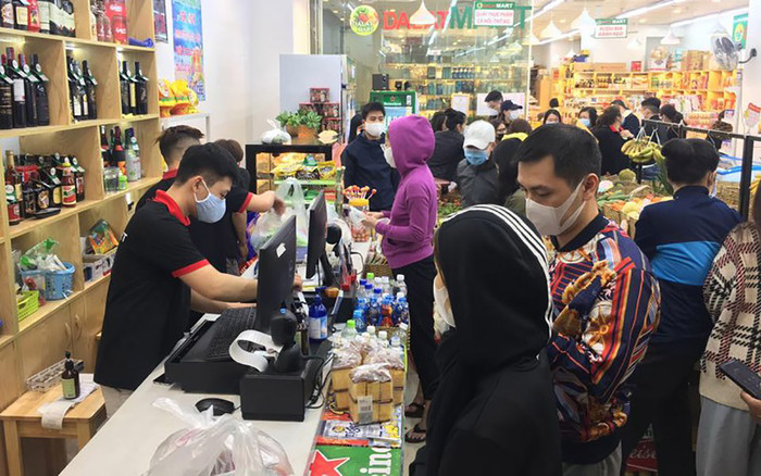 Sau ca thứ 17 nhiễm COVID-19, người dân Hà Nội 1,2 giờ sáng vẫn ùn ùn đi mua thực phẩm tích trữ Ảnh 2