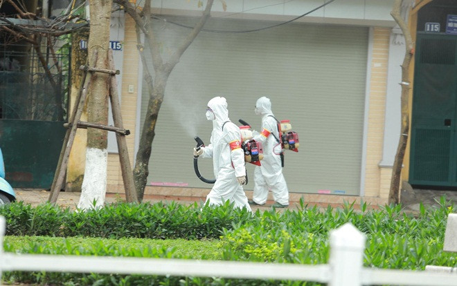 Binh chủng hoá học phun khử trùng toàn bộ phố Trúc Bạch sau ca thứ 17 nhiễm COVID-19 Ảnh 2