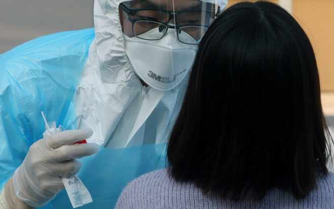 Số ca nhiễm COVID-19 ở Hàn Quốc vượt 7.000, gần 50 người chết Ảnh 2