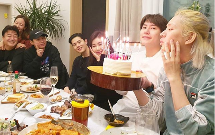 Bữa tiệc ấm cúng kỷ niệm 15 năm ra mắt của Heechul: cậu út Kyuhyun cũng có mặt Ảnh 2