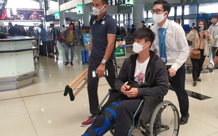 Đình Trọng và Duy Mạnh đã sang Singapore kiểm tra chấn thương Ảnh 2