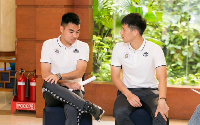 Ngày 8/3:  Đức Huy hôn Đình Trọng, không biết tặng quà gì cho mẹ Ảnh 2