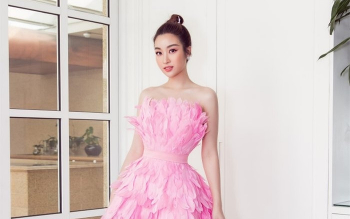 Mặc váy độc lạ chưa từng thấy ở Vbiz, Đỗ Mỹ Linh ngự ngay top đầu BXH sao đẹp tuần Ảnh 2