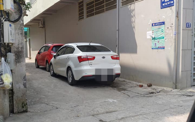 Đỗ xe đầu ngõ, hai tài xế ô tô nhận ngay cái kết đáng xấu hổ: ‘Hãy là người văn minh!’ Ảnh 2