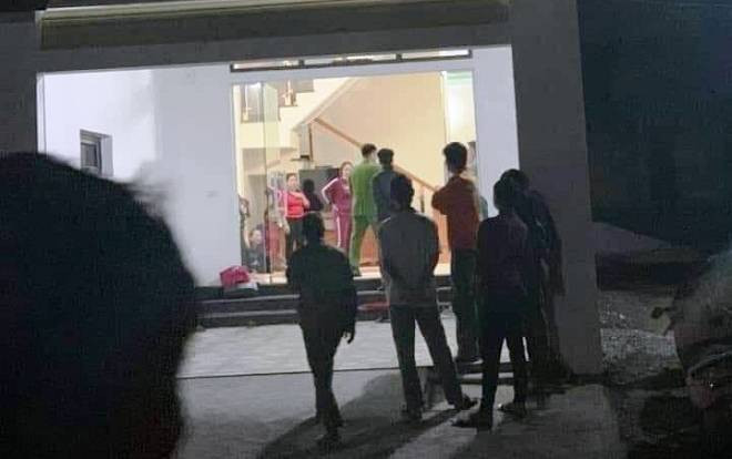 Vợ tử vong trên giường với nhiều vết đâm, chồng nằm ngất lịm ở giữa nhà Ảnh 2