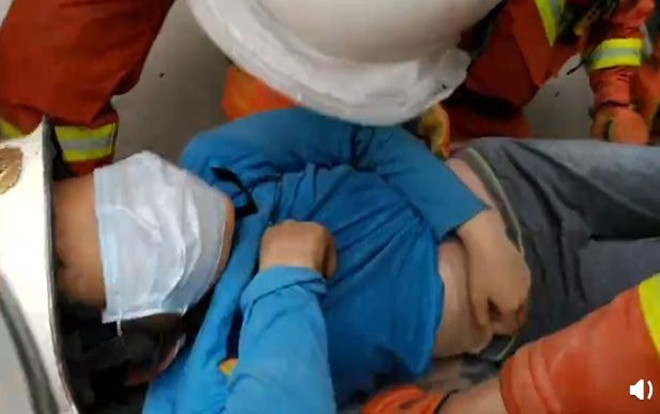 Được giải cứu khỏi đống đổ nát sau vụ sập khách sạn cách ly COVID-19, câu nói đầu tiên của  bé 12 tuổi khiến mọi người rơi nước mắt Ảnh 2