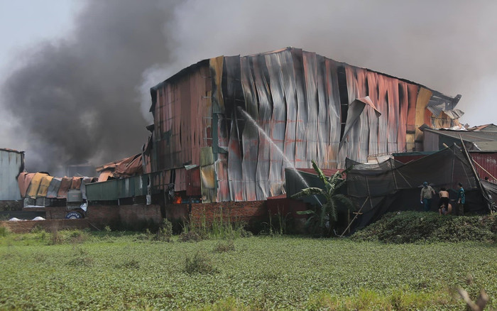 Cận cảnh hiện trường vụ cháy xưởng sơn ở Hà Nội Ảnh 2