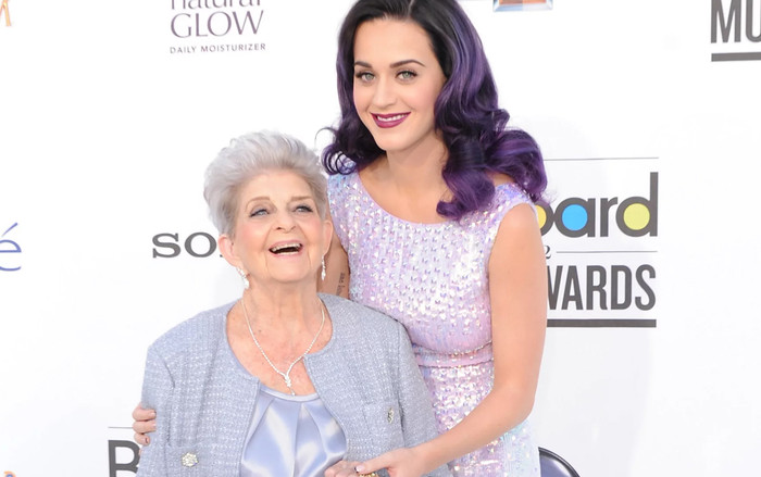 Vừa tiết lộ tin mang thai, Katy Perry đã phải tạm biệt người bà yêu quý nhất! Ảnh 2