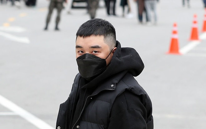 Seungri (Bigbang) cúi đầu nhập ngũ sau scandal mại dâm, né tránh câu hỏi từ phóng viên! Ảnh 2