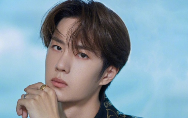 Vương Nhất Bác 'cặm cụi' xé gà làm cơm tặng mẹ nhân ngày 8/3 Ảnh 2