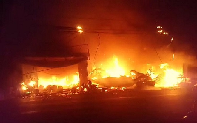 Hỏa hoạn lúc rạng sáng làm cháy 7 căn nhà ở An Giang Ảnh 2