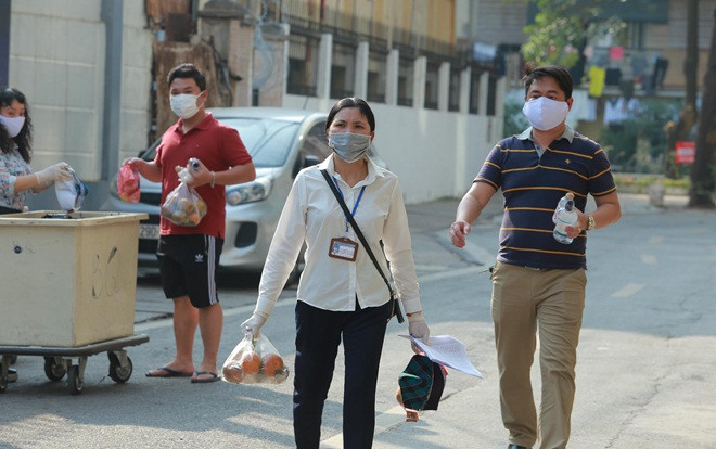 Người dân phố Trúc Bạch được ‘tiếp tế’ khẩu trang, nhu yếu phẩm khi bị cách ly phòng dịch COVID-19 Ảnh 2