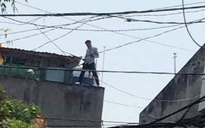 Đi trộm gặp đúng công an, thanh niên phê ma túy leo nóc nhà để trốn Ảnh 2
