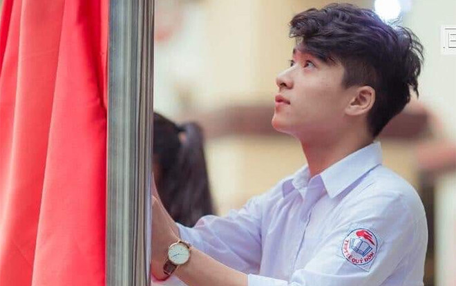 Nam sinh sở hữu góc nghiêng cuốn hút, được CĐM ưu ái đặt tên 'Hotboy kéo cờ' là ai? Ảnh 2
