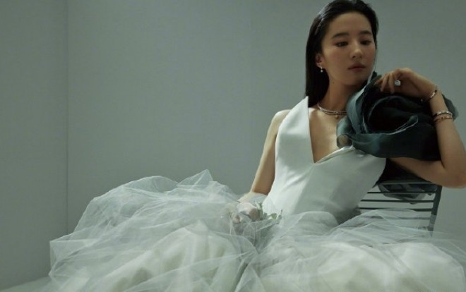 Lưu Diệc Phi lên bìa VOGUE tháng 4, cư dân mạng: 'Dù không quá đẹp, nhưng đó vẫn là VOGUE' Ảnh 2