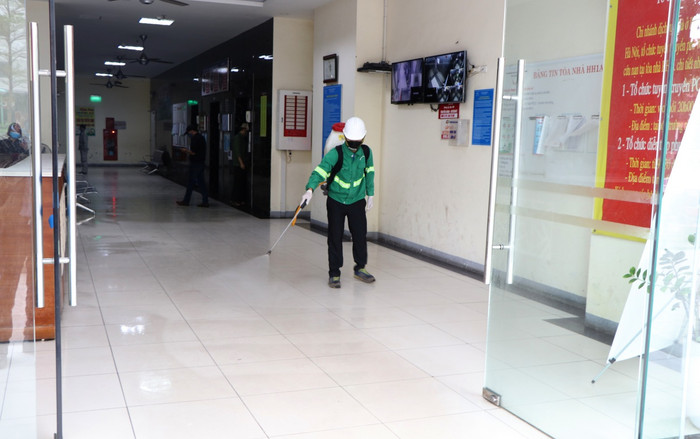 Một người phải tự cách ly vì COVID-19, chung cư vạn dân Linh Đàm phun khử trùng toàn bộ 12 tòa nhà Ảnh 2