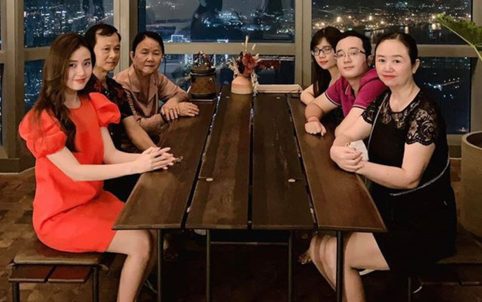 Midu lần đầu khoe ảnh gia đình, dân mạng phải 'trầm trồ' với ngoại hình nổi bật của từng thành viên Ảnh 2