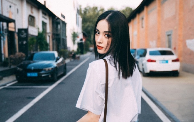 Thả dáng trên đường phố Nhật, Cổ Lực Na Trát 'đốn gục' người hâm mộ với bộ ảnh đậm chất nữ sinh 'thanh lịch' Ảnh 2