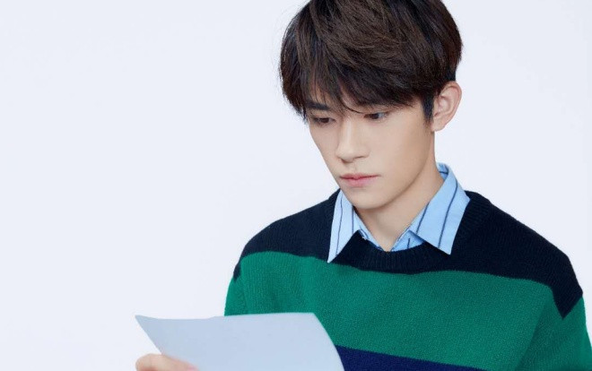 Dịch Dương Thiên Tỉ tung bộ ảnh mới: Ăn diện đơn giản mà vẫn đẹp trai khó ai bì Ảnh 2