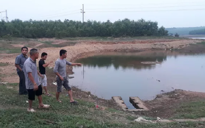 Trượt chân rơi xuống hồ, 2 học sinh tiểu học tử vong Ảnh 2