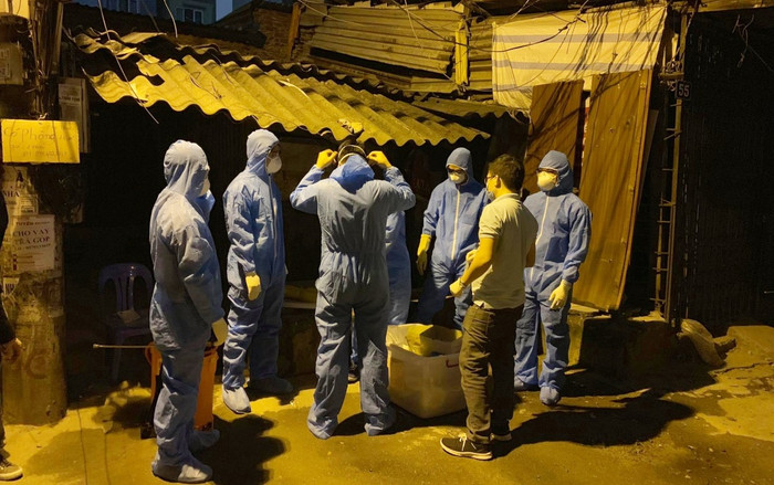 Phong toả khu ngõ ở quận Cầu Giấy sau khi một hướng dẫn viên mắc COVID-19 Ảnh 2