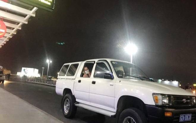 4 du khách Anh đang cách ly COVID- 19 lại được đưa ra sân bay Đà Nẵng để di chuyển ra Hà Nội Ảnh 2