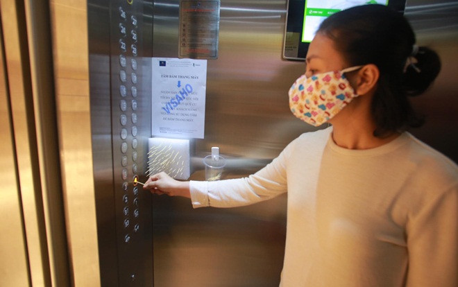 Chung cư ở Hà Nội trang bị cả… tăm cho mọi người bấm thang máy phòng COVID-19 Ảnh 2