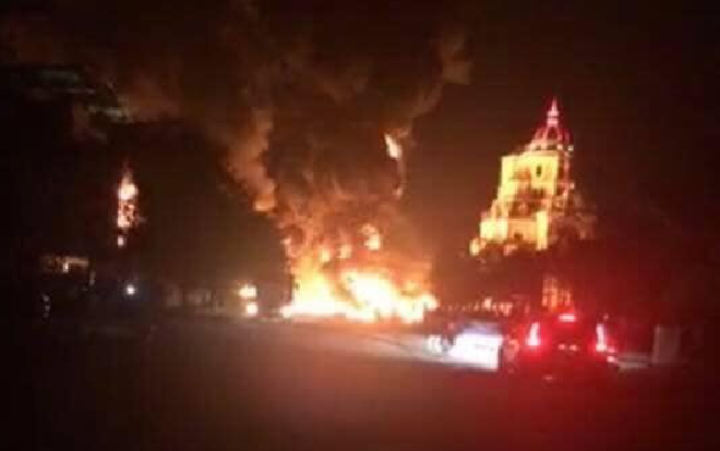 Cảnh sát trắng đêm chữa cháy nhà kho rộng hơn 1000m2 chứa lốp xe, dầu máy Ảnh 2