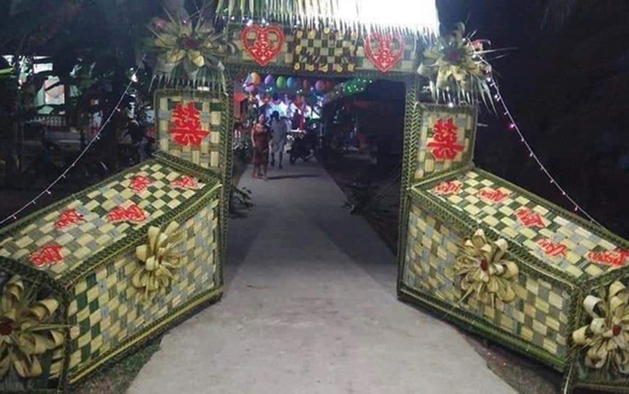 Cô dâu chú rể 'méo mặt' vì cổng đám cưới 'độc nhất vô nhị' như thuê nhầm người yêu cũ thiết kế Ảnh 2