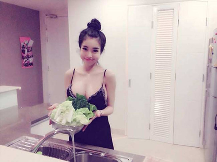 Thời trang vào bếp của sao Việt: Elly Trần khiến fan đỏ mặt, Thu Thảo đối lập hoàn toàn Ảnh 14