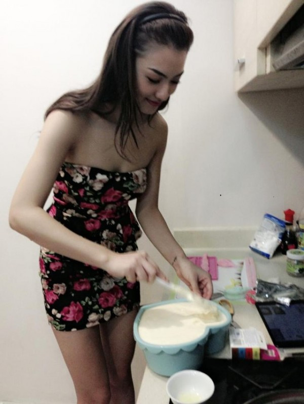 Thời trang vào bếp của sao Việt: Elly Trần khiến fan đỏ mặt, Thu Thảo đối lập hoàn toàn Ảnh 18